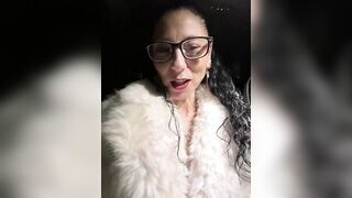 Stiamo tornando da una cena e lei è fradicia