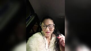 Stiamo tornando da una cena e lei è fradicia