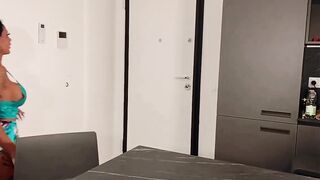 MILF napoletana scopata da giovane massaggitore che le viene sul culo