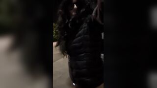 Adoro sentirlo vibrare nel culo all'aperto