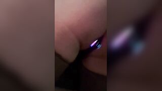 Adoro sentirlo vibrare nel culo all'aperto