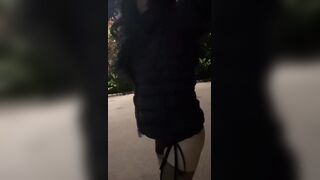 Adoro sentirlo vibrare nel culo all'aperto