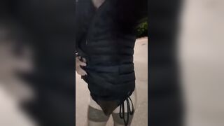 Adoro sentirlo vibrare nel culo all'aperto