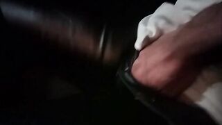 Fa la troia col cornuto in auto con amici