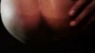 Fa la troia col cornuto in auto con amici