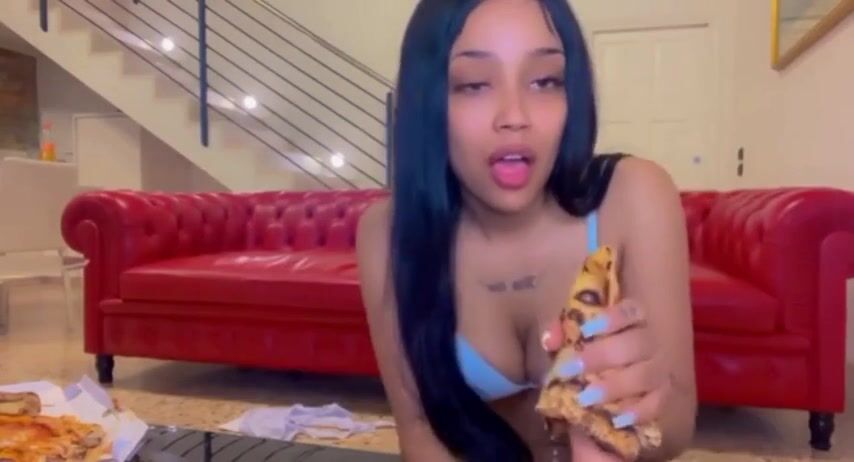 JOI ITALIANO - Ragazza fica social si masturba con la pizza