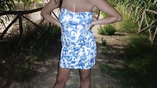 Moglie italiana dogging succhia il cazzo a due bulls all'aperto