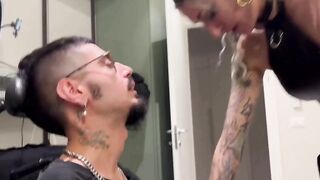 Disabile spompinato dall'assistente sociale