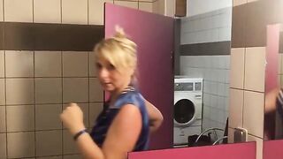 Moglie italiana scopata e pompino in bagno pubblico