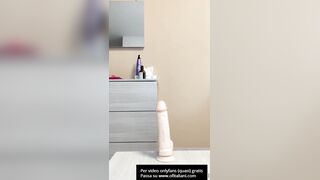 M4rik4 M1l4ni si masturba con dildo