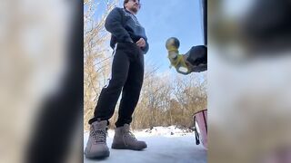 Mi scopa il culo all'aperto sulla neve