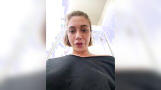 Ragazze lesbice slinguano e si toccano all'aperto in vacanza