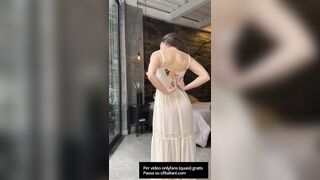 Onlyfanser ci mostra come si veste per un matrimonio