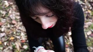 Moglie incinta mi fa un pompino al parco