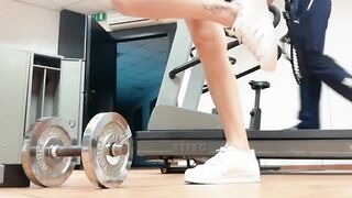 Esibizionista italiana si masturba e squirta in palestra