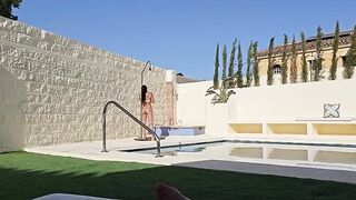 Ragazza siciliana fa un pompino in piscina al suo compagno