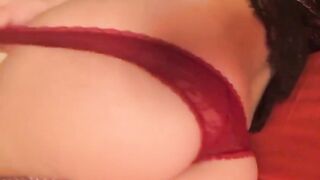 Morettina mostra culo e figa per noi