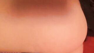 Morettina mostra culo e figa per noi