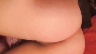 Morettina mostra culo e figa per noi