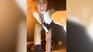 Ragazza bionda italiana si masturba all'aperto in un parcheggio