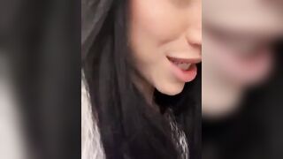 Ditalino italiana nel bagno del centro commerciale