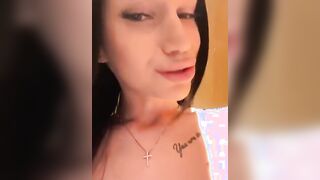 Ditalino italiana nel bagno del centro commerciale