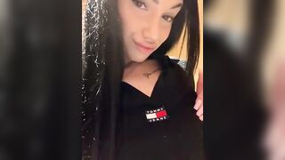 Ditalino italiana nel bagno del centro commerciale