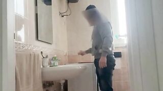 Moglie italiana scopata dall'idraulico in bagno
