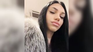 Italiana fica si masturba nel bagno pubblico del centro commerciale