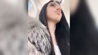 Italiana fica si masturba nel bagno pubblico del centro commerciale