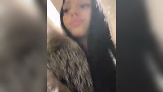 Italiana fica si masturba nel bagno pubblico del centro commerciale