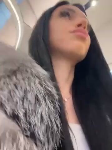 Italiana fica si masturba nel bagno pubblico del centro commerciale