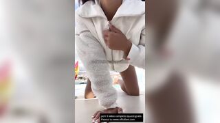 Giul1a 0tt0rini si masturba in spiaggia