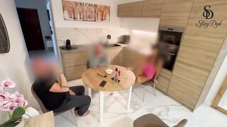 Seduce e si scopa l'amico di suo marito