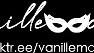 La gattina adora passeggiare in abiti trasparenti nel bosco