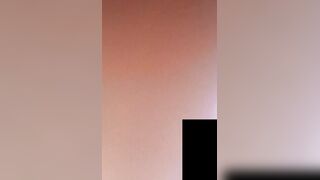 Mi masturbo in videochiamata mentre una Milf tettona bionda di Jesi si fa la doccia