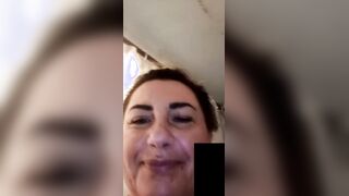 Mi masturbo in videochiamata mentre una Milf tettona bionda di Jesi si fa la doccia