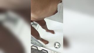 Sesso sotto la doccia ragazza italiana sborrata in faccia