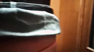 Si leva il perizoma in ascensore