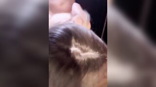 Trio con due troiette che sottomettono un loro fans