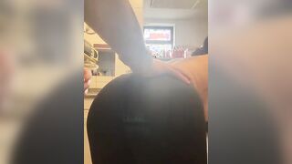 Milf italiana sborrata sui calzoni al lavoro