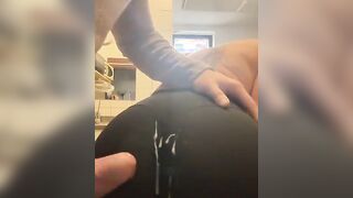 Milf italiana sborrata sui calzoni al lavoro