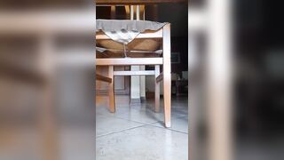 Matura seducendo in casa amico in lingerie