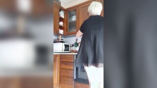 Matura seducendo in casa amico in lingerie