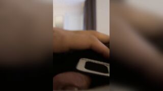 Mia moglie mi slaccia i pantaloni e mi fa un pompino