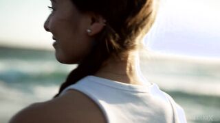 Sh3l3na si masturba con le dita fino a venire