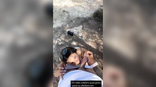 Emily ingoia all'aperto