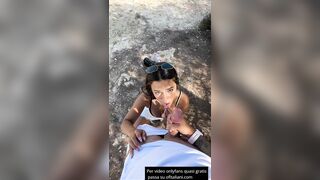 Emily ingoia all'aperto