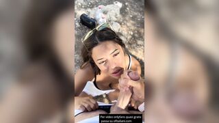 Emily ingoia all'aperto