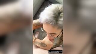 Milf gioca con la sborra